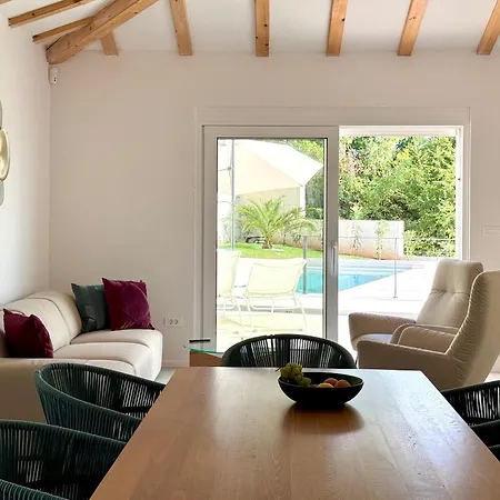 Lula, Pool, Sauna, 6 Personen, 3 Baeder * Dobreć