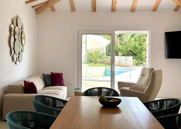 Lula, Pool, Sauna, 6 Personen, 3 Baeder * Dobreć