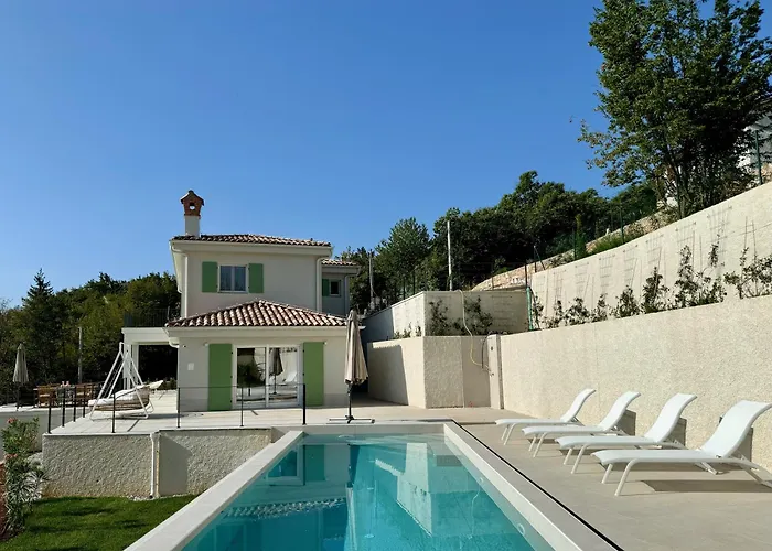 Lula, Pool, Sauna, 6 Personen, 3 Baeder Βίλα